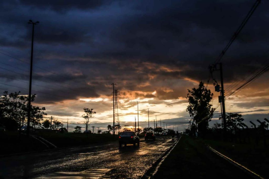 Avenida João Arinos em dia de Chuva