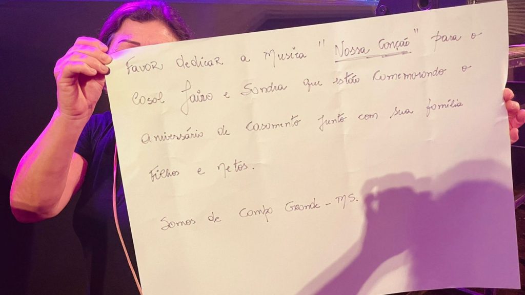 Aposentada fez cartaz e pediu música tocada no casamento do irmão em MS. Foto: Graziela Rezende/Jornal Midiamax