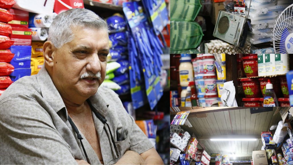 Manoel é feirante há 58 anos e mostra radinho, papel de fiados e teto que permanece original. Foto: Marcos Ermínio/Jornal Midiamax