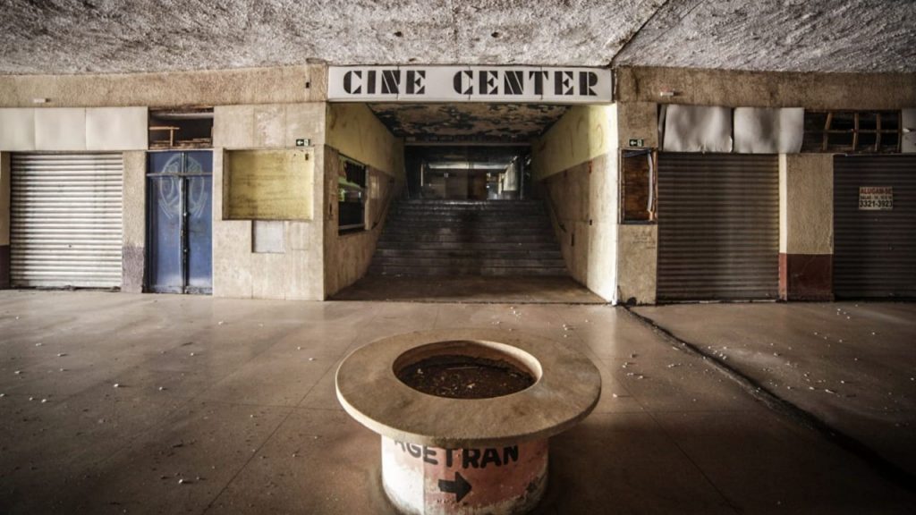 Sala de cinema passou a exibir filmes pornográficos após diminuição do público. Foto: Henrique Arakaki/Jornal Midiamax