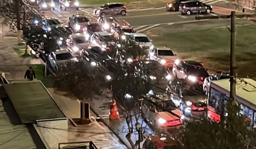 Trânsito e fila em drive thru | Foto: Fala Povo, Midiamax