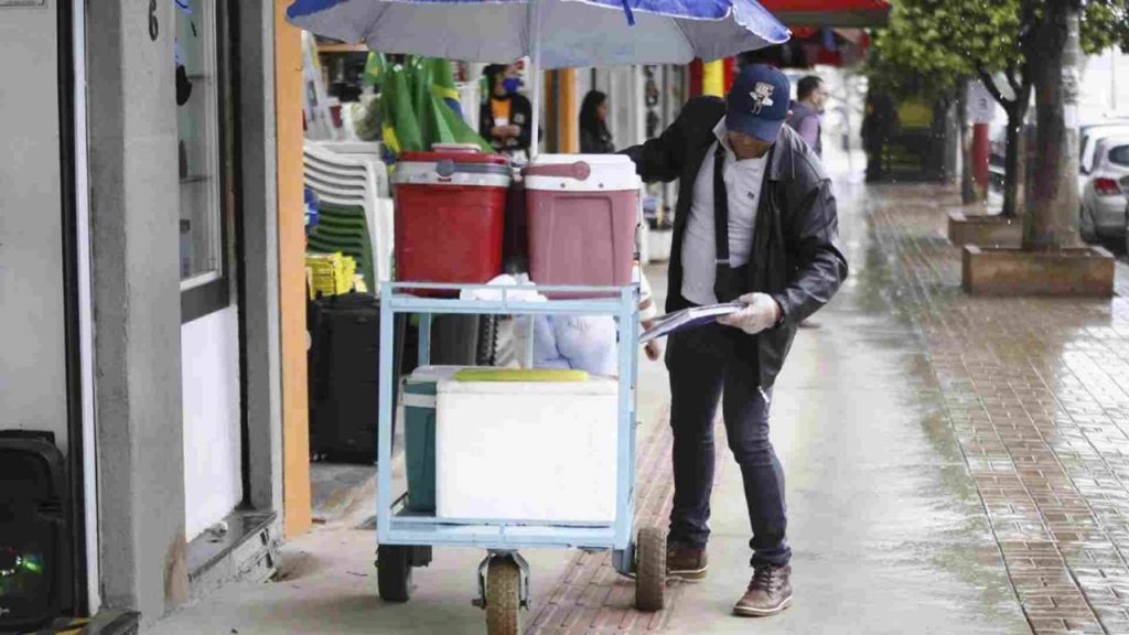 Cido leva seis térmicas em um carrinho, com lanches, doces e sucos. Foto: Marcos Ermínio/Jornal Midiamax