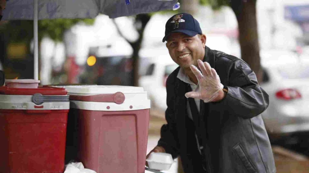 Vendedor está sempre sorridente e é muito conhecido na região central de Campo Grande. Foto: Marcos Ermínio/Jornal Midiamax