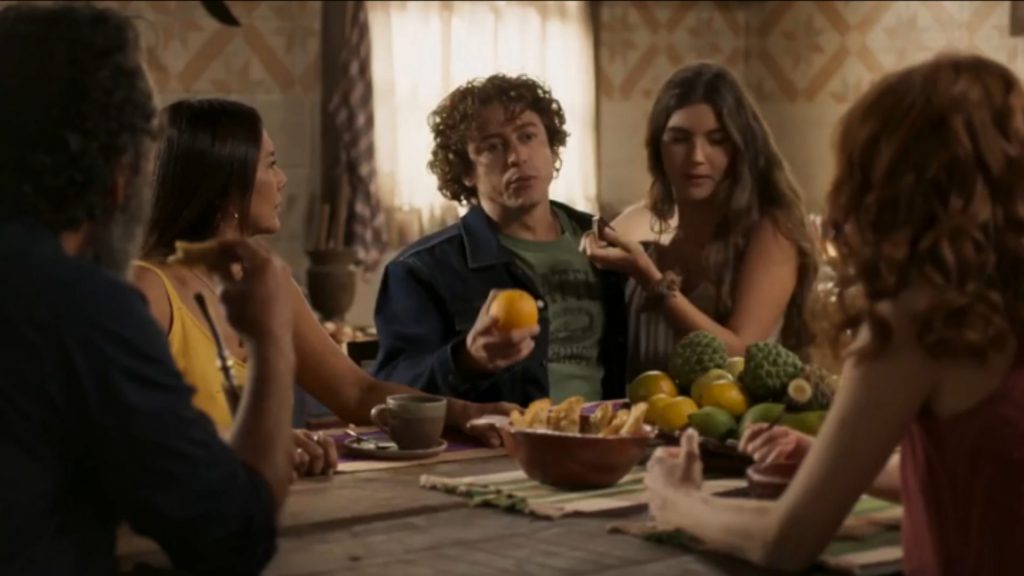 Jove contando para a família os feitos de Zé Lucas com o "prefeito" de Campo Grande - (Foto: TV Globo/Reprodução)