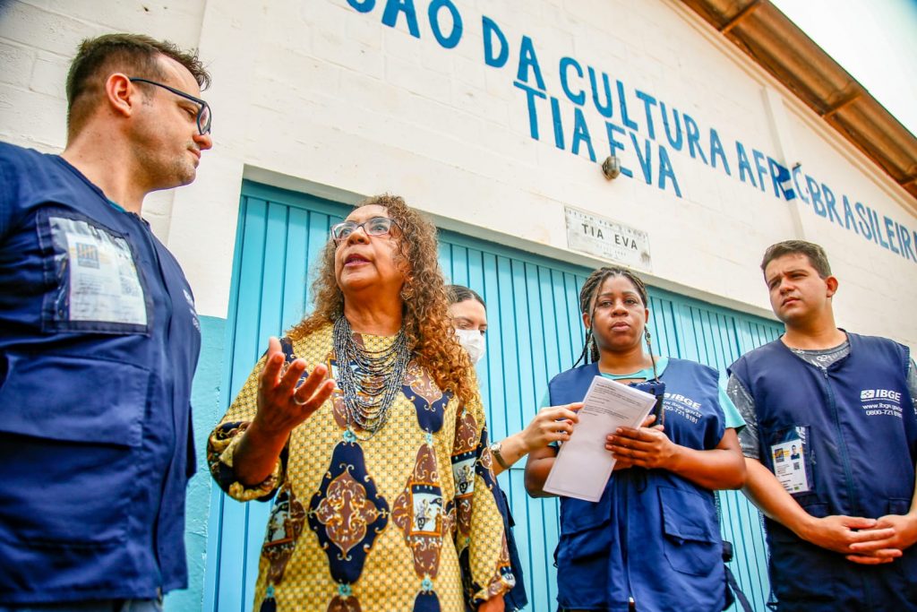 Recenseadores e subsecretária na comunidade. (Foto: Marcos Ermínio/ Midiamax)