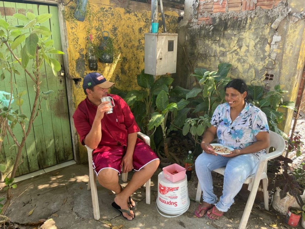 Casal almoçava na calçada de casa, quando iniciamos a conversa. Foto: Graziela Rezende/Jornal Midiamax