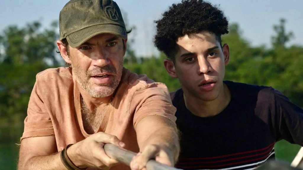 Solano e Roberto enfrentando a sucuri no remake de "Pantanal" - (Foto: Divulgação/TV Globo)