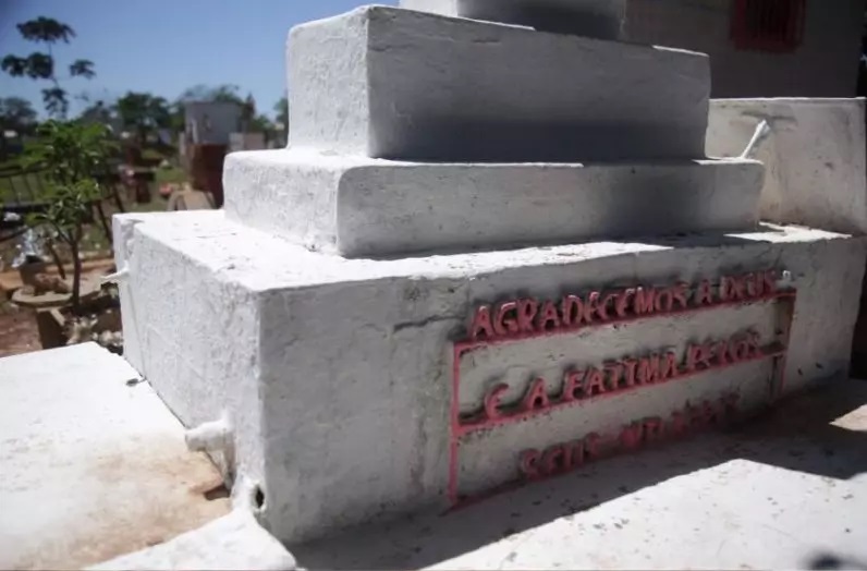 Local onde acendem velas para Fatinha saía água encanada - (Foto: Marcos Ermínio/Midiamax)