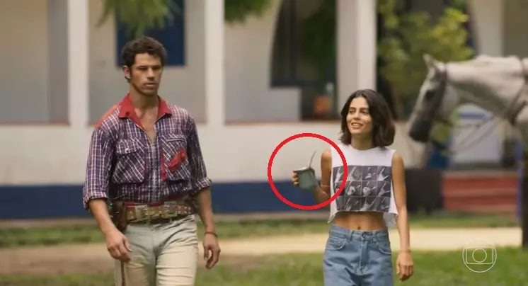 Guta tomando tereré no copo Stanley não passou despercebido - (Foto: Reprodução/TV Globo)