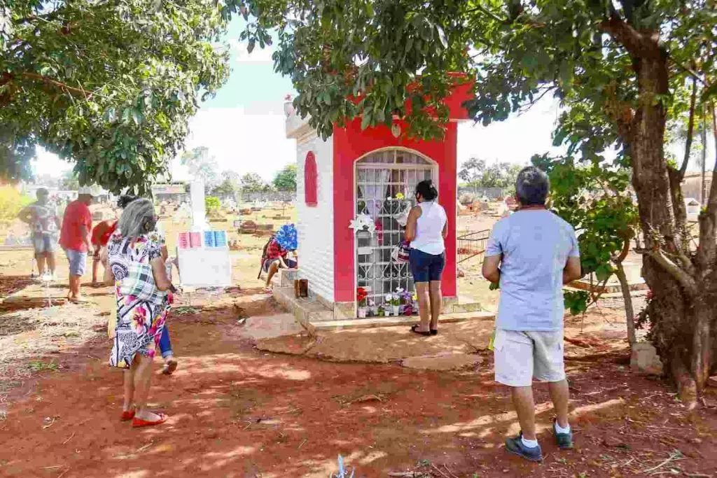 Fiéis orando pela menina no dia de Finados em 2021 - (Foto: Marcos Ermínio/Midiamax)