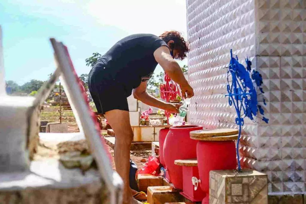 Devota levou água e até "tomou banho" no local com o líquido em 2021 - (Foto: Marcos Ermínio/Midiamax)