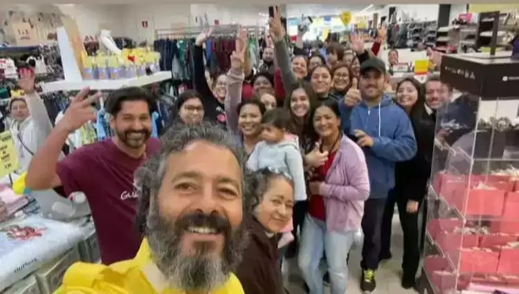 Todo mundo junto para a selfie com Marcos Palmeira em Aquidauana - (Foto: Reprodução/Redes Sociais)