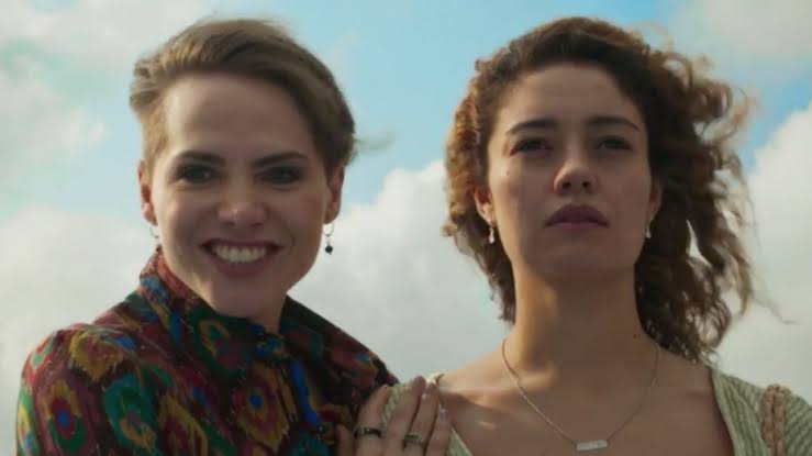 Vanessa chegará ao ponto de levar Maíra até o precipício de um prédio para ela cair - (Foto: Reprodução/Globoplay)