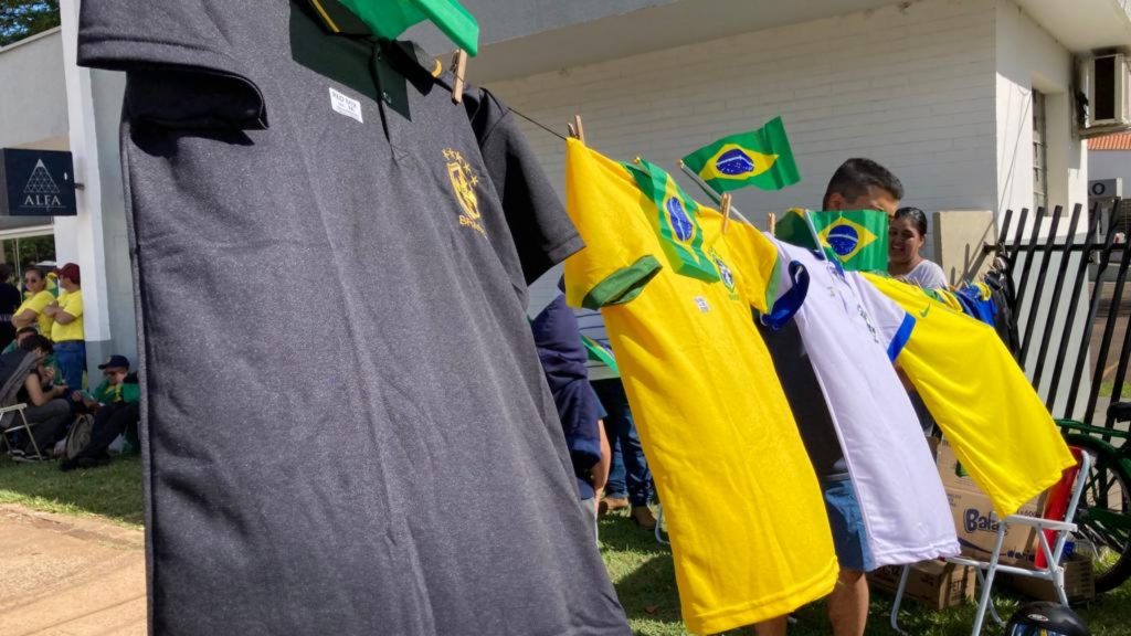 vendedor manifestação camisetas