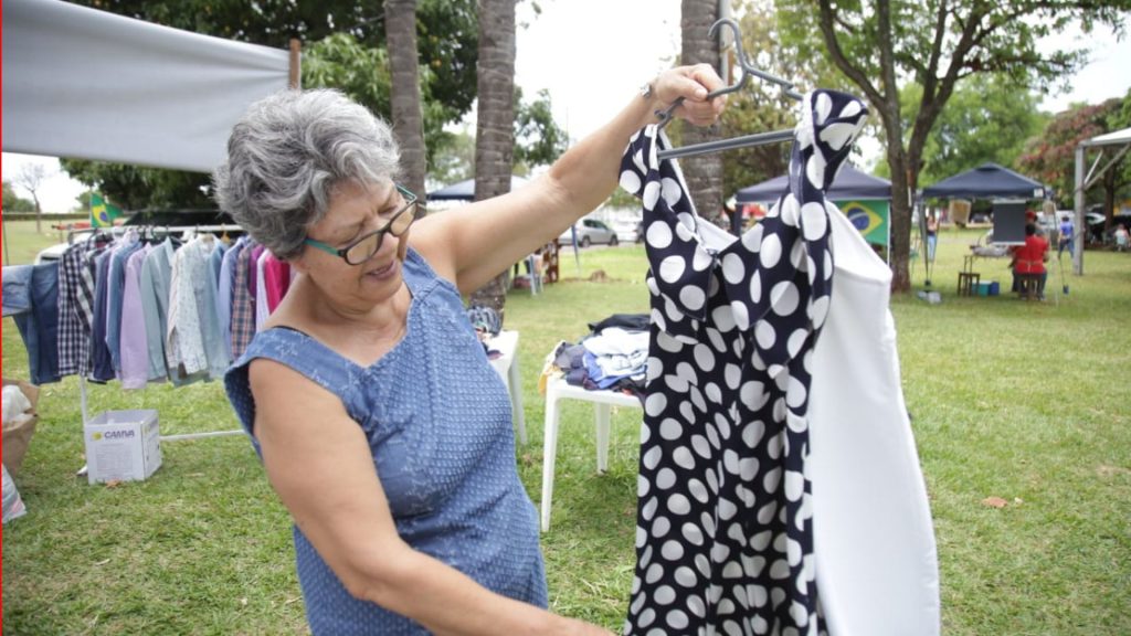 Amigas levam roupas e montam brechó na feira. Foto: Nathalia Alcântara/Jornal Midiamax
