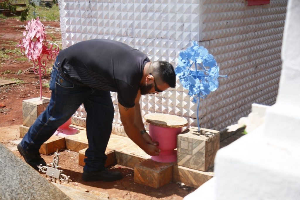 Água do túmulo de Fatinha é disputada em Campo Grande, nem que seja algumas gotinhas - (Foto: Nathália Alcântara/Midiamax)