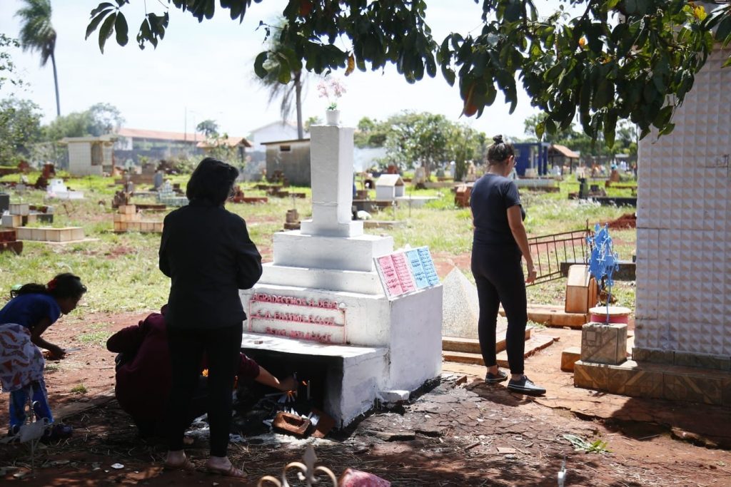 Fiéis visitando o túmulo de Fatinha no dia de Finados em 2022 - (Foto: Nathália Alcântara/Midiamax)