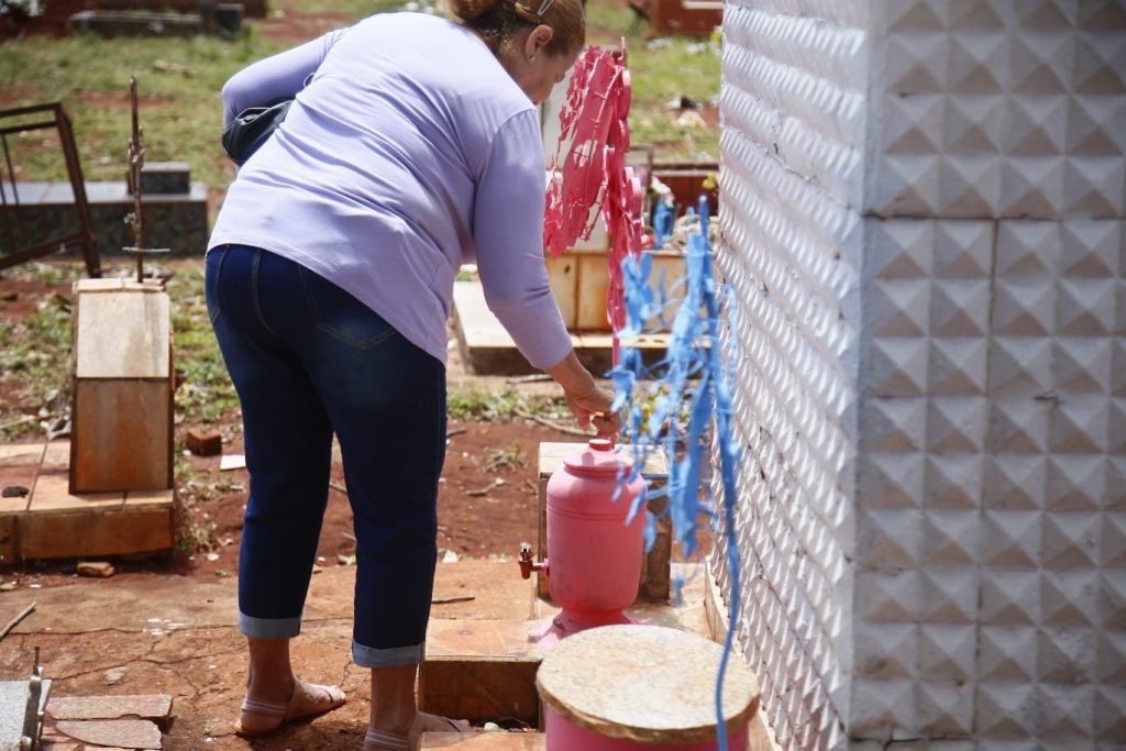 Devota chegou para beber água e não encontrou o líquido - (Foto: Nathália Alcântara/Midiamax)
