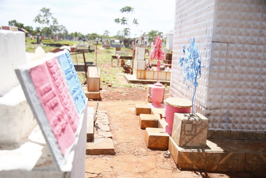 Todo ano, o túmulo de Fatinha fica lotado de potes com água, mas em 2022 foi diferente. Há apenas os filtros que já são acoplados na sepultura - (Foto: Nathália Alcântara/Midiamax)