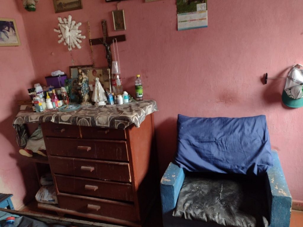Ao lado da cama de Nair, um altar para Fatinha - (Foto: João Ramos/Midiamax)