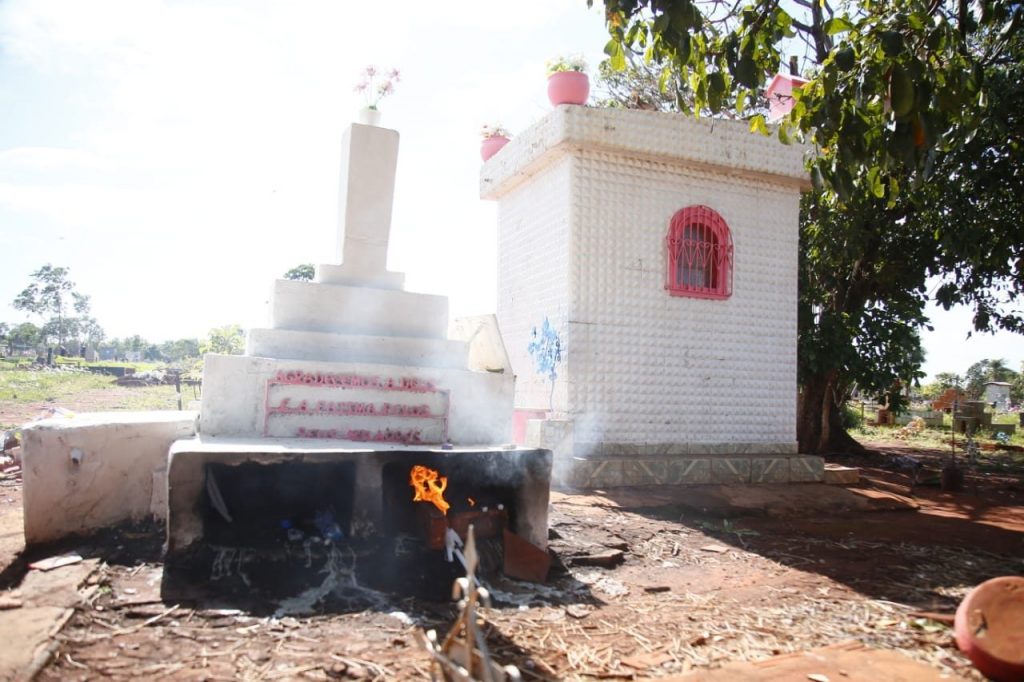 Lugar onde fiéis queimam as velas é onde havia o encanamento - (Foto: Nathália Alcântara/Midiamax)
