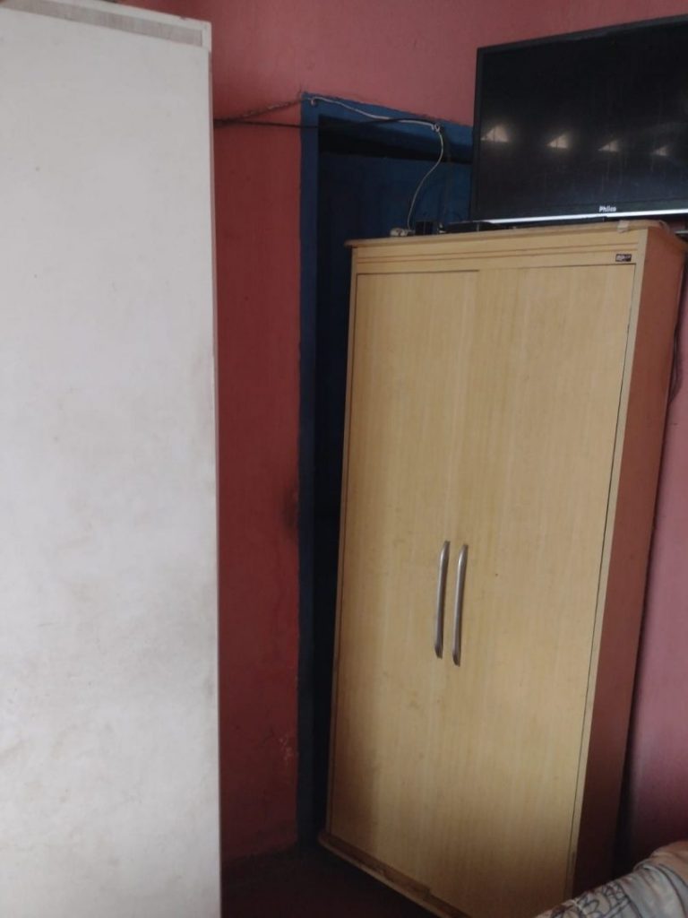 A porta fica exatamente ao lado direito da cama da mãe de Fatinha - (Foto: João Ramos/Midiamax)
