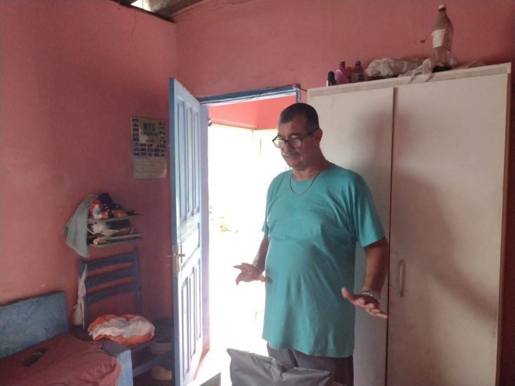 Paulo no cômodo em que a mãe fica - (Foto: João Ramos/Midiamax)