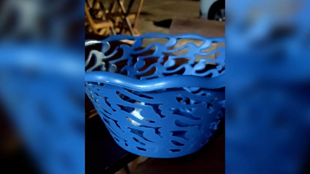 Cesta para o descarte dos palitos dos espetos. (Foto: Jornal Midiamax)