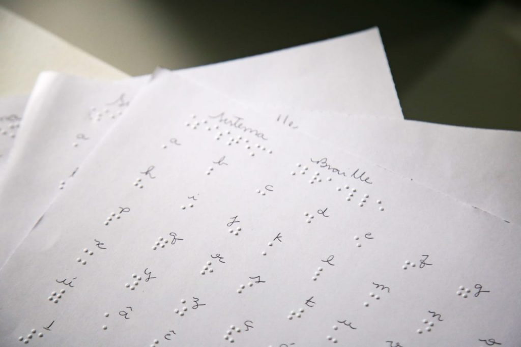 Papel com alfabeto em braille