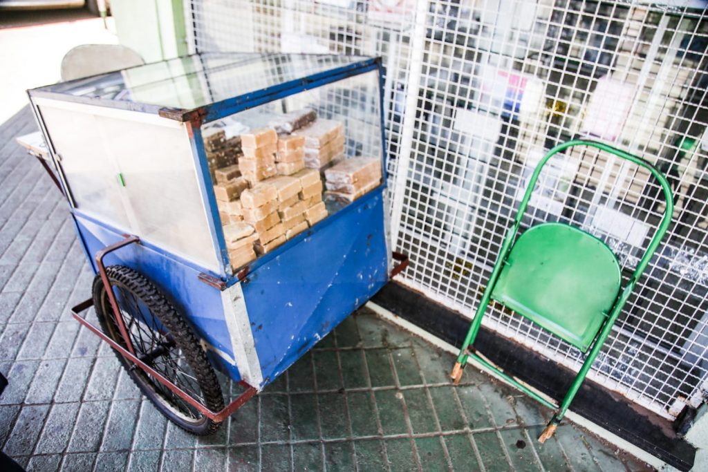 Idoso geralmente fica em dois cruzamentos da cidade com o carrinho. Foto: Henrique Arakaki/Jornal Midiamax
