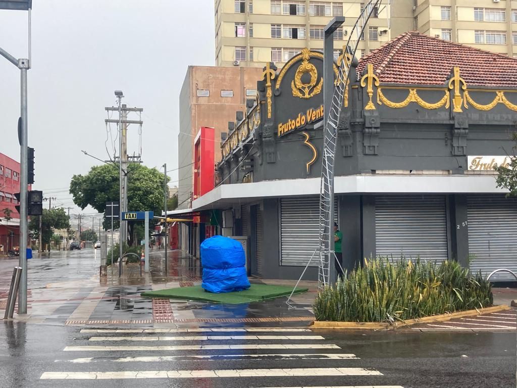 Urso estava desmontado durante a chuva desse domingo (11). Foto: Ranziel Oliveira/Jornal Midiamax