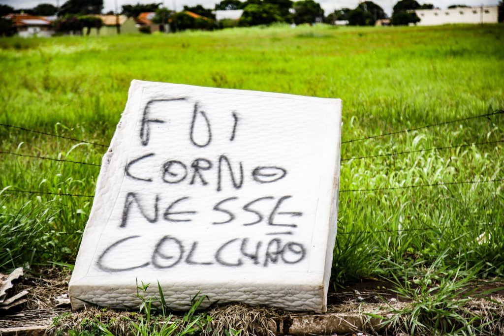 Colchão de casal, abandonado em rua de Campo Grande. Foto: Henrique Arakaki/Jornal Midiamax