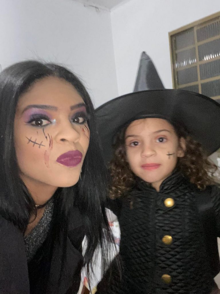 Laura e filha Cecília são apaixonadas pela série e improvisaram vestimenta da Wandinha. Foto: Arquivo Pessoal