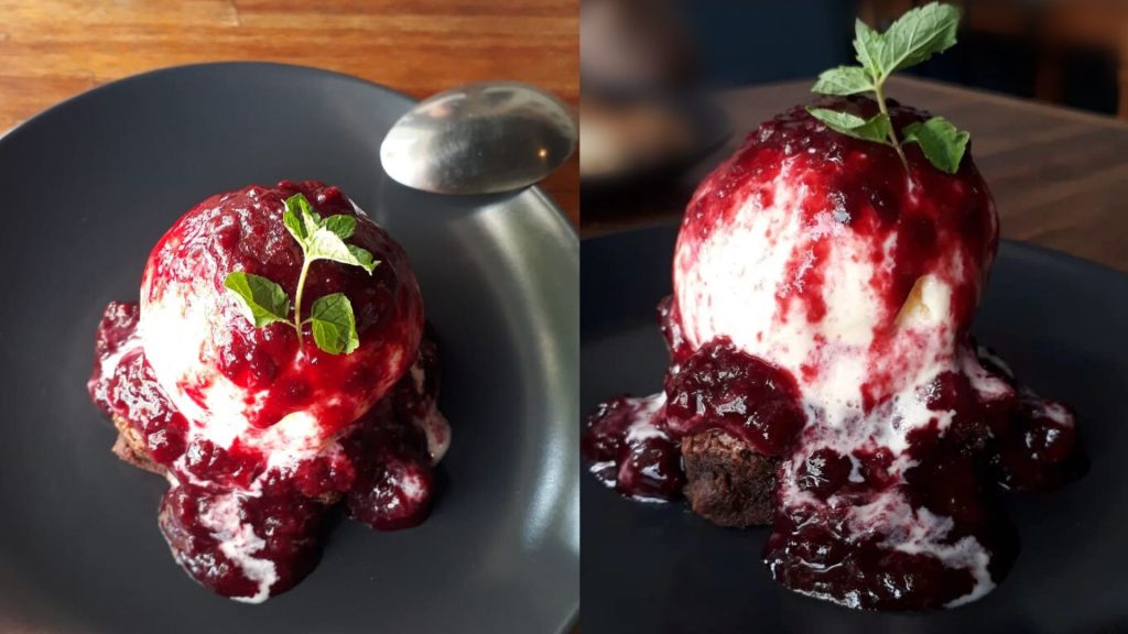 Brownie com sorvete é uma das opções de sobremesa do local