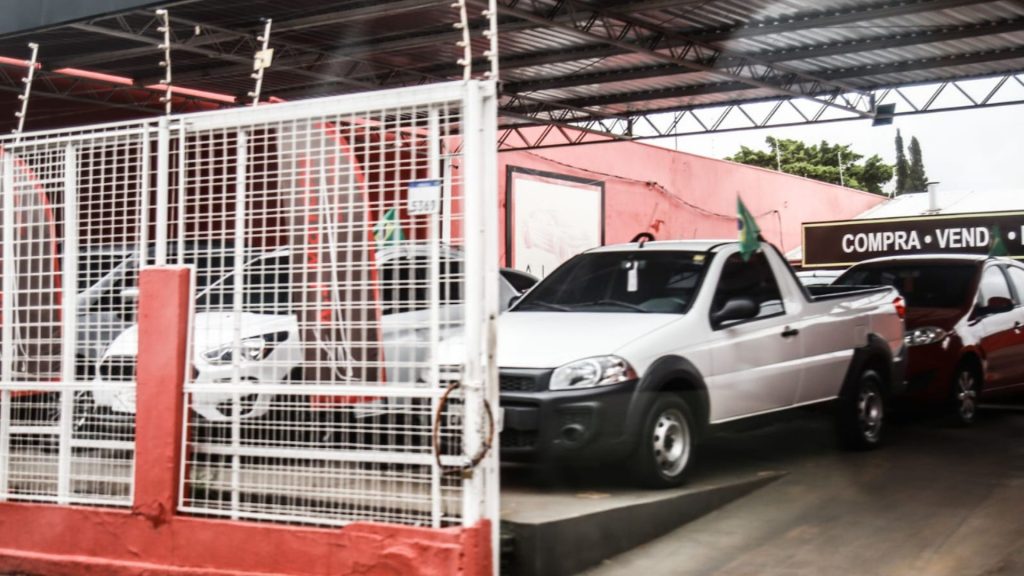carros seminovos em garagens