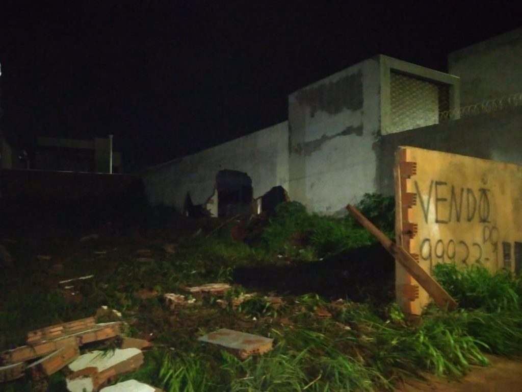 Casa foi destruída com a força da água que veio da lagoa de contenção