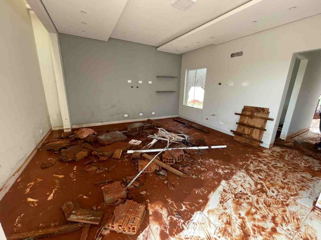 Casa destruída por enxurrada