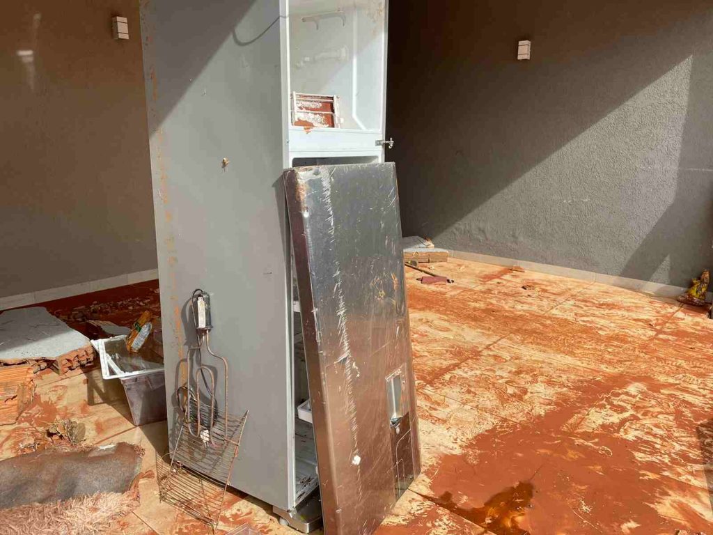 Casa destruída por enxurrada