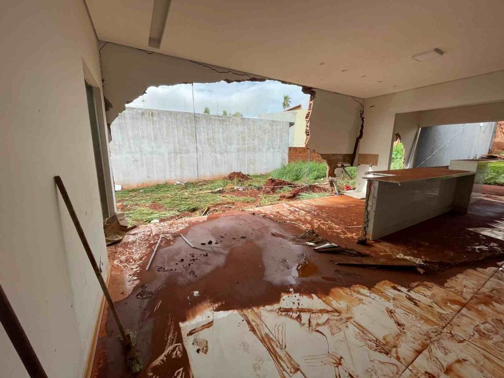 Casa destruída por enxurrada
