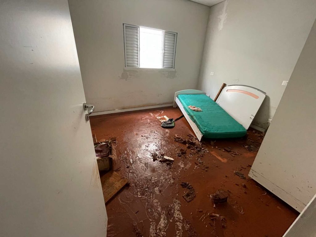 Casa destruída por enxurrada