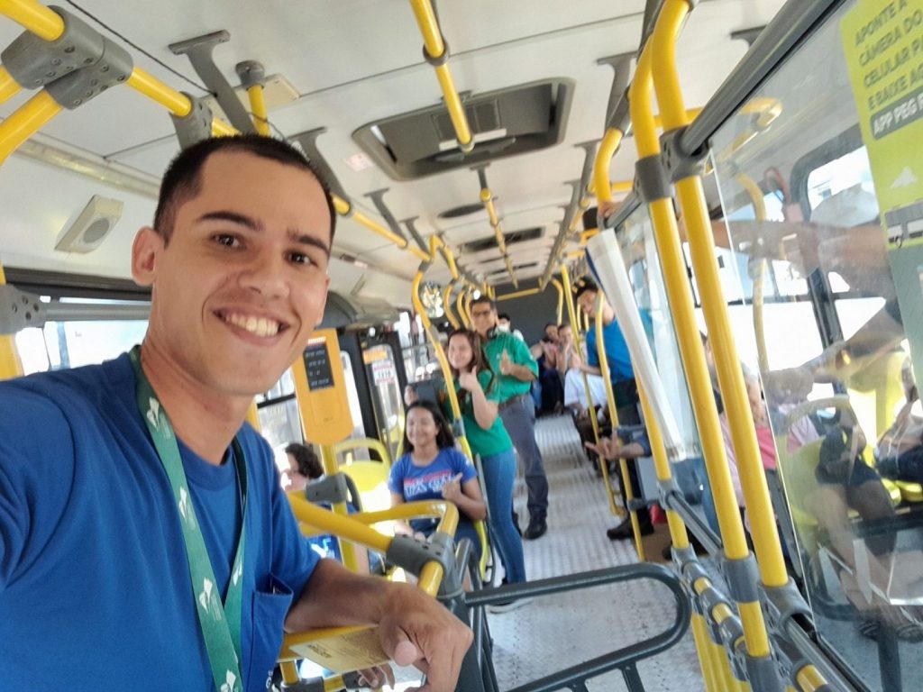Carinho e respeito com passageiros fez motorista Weslei virar queridinho nos terminais - (Foto: Arquivo Pessoal)