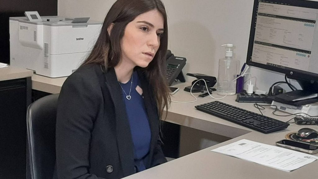 Larissa também comenta sobre a importância da denúncia e os ciclos da violência doméstica.