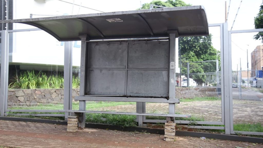 Ponto de ônibus com blocos de tijolo