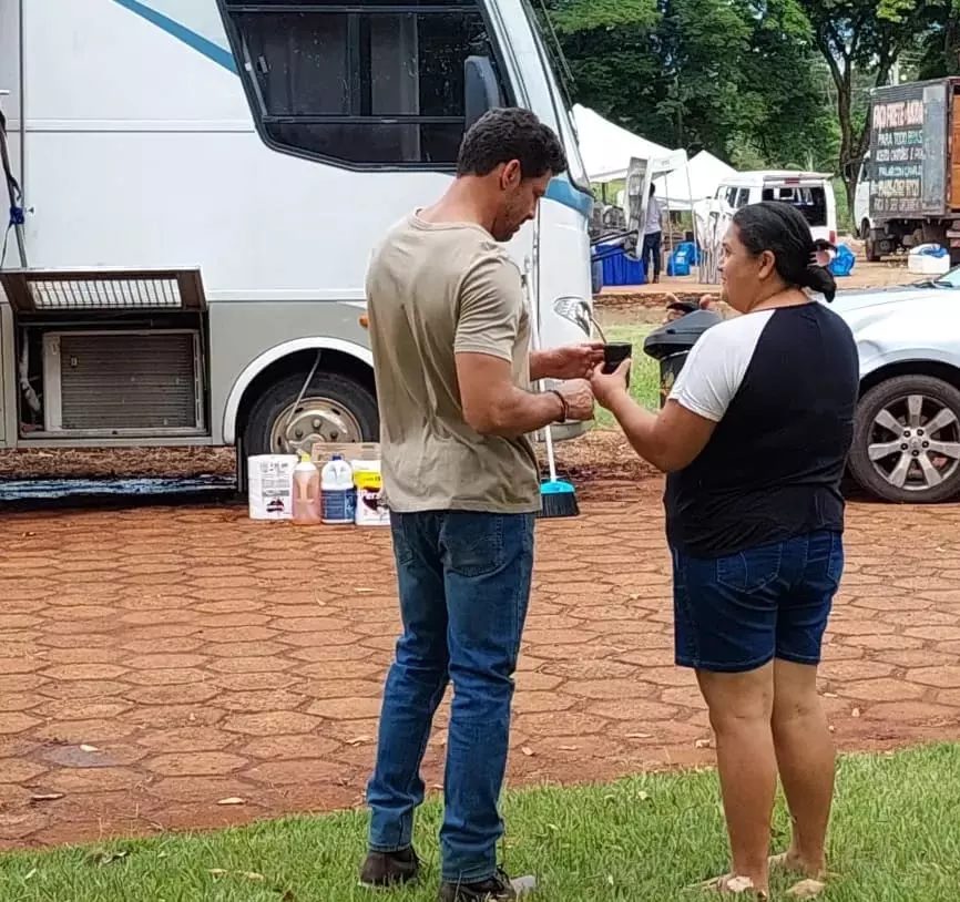 Momento em que ela entregou uma cuiada para Cauã Reymond - (Foto: Arquivo Pessoal)
sopa