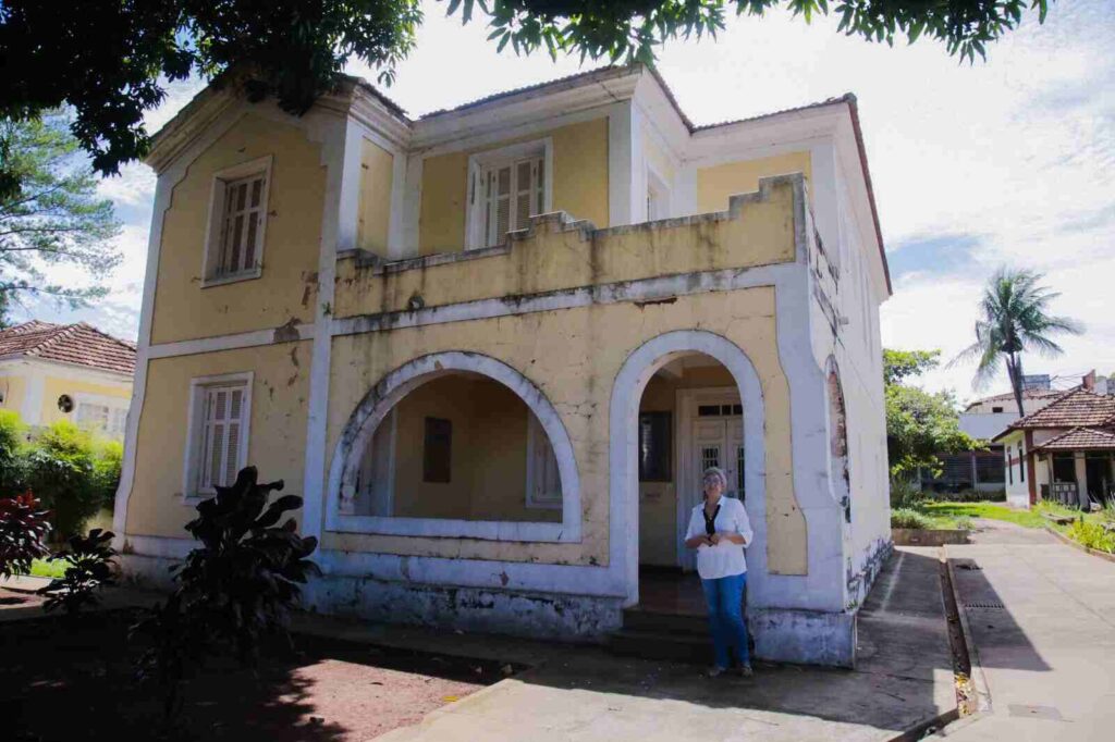 Madalena em frente à sede do IHGMS
