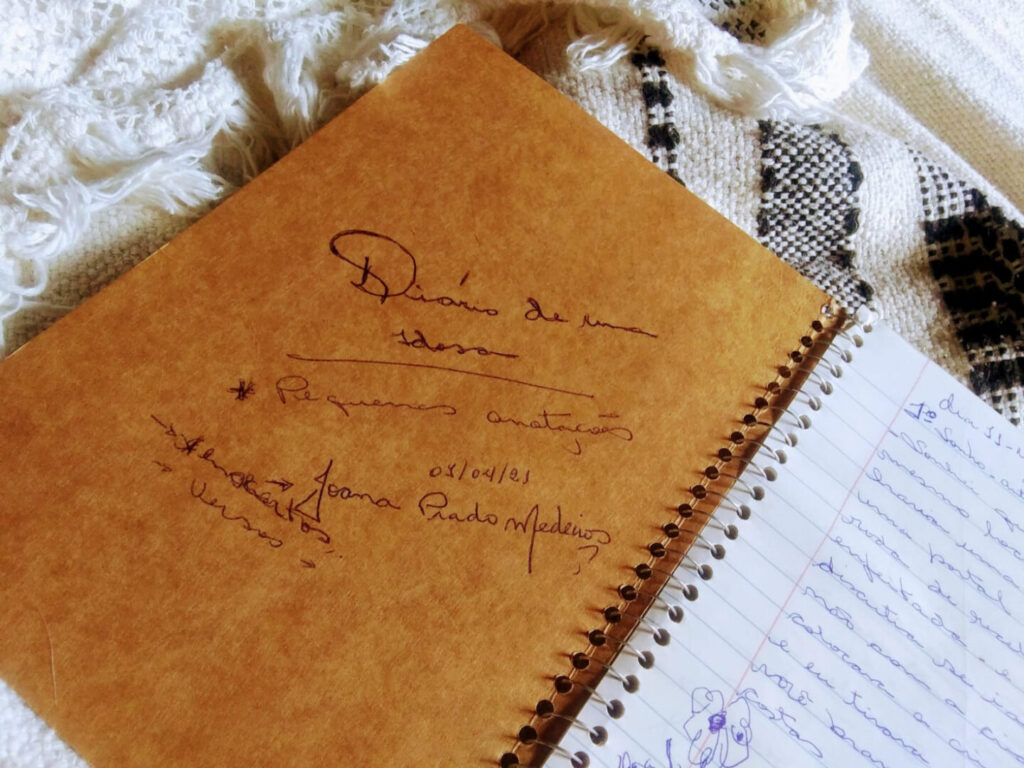 Algumas das poucas anotações em papel, já que tudo é escrito no computador - (Foto: Arquivo Pessoal)