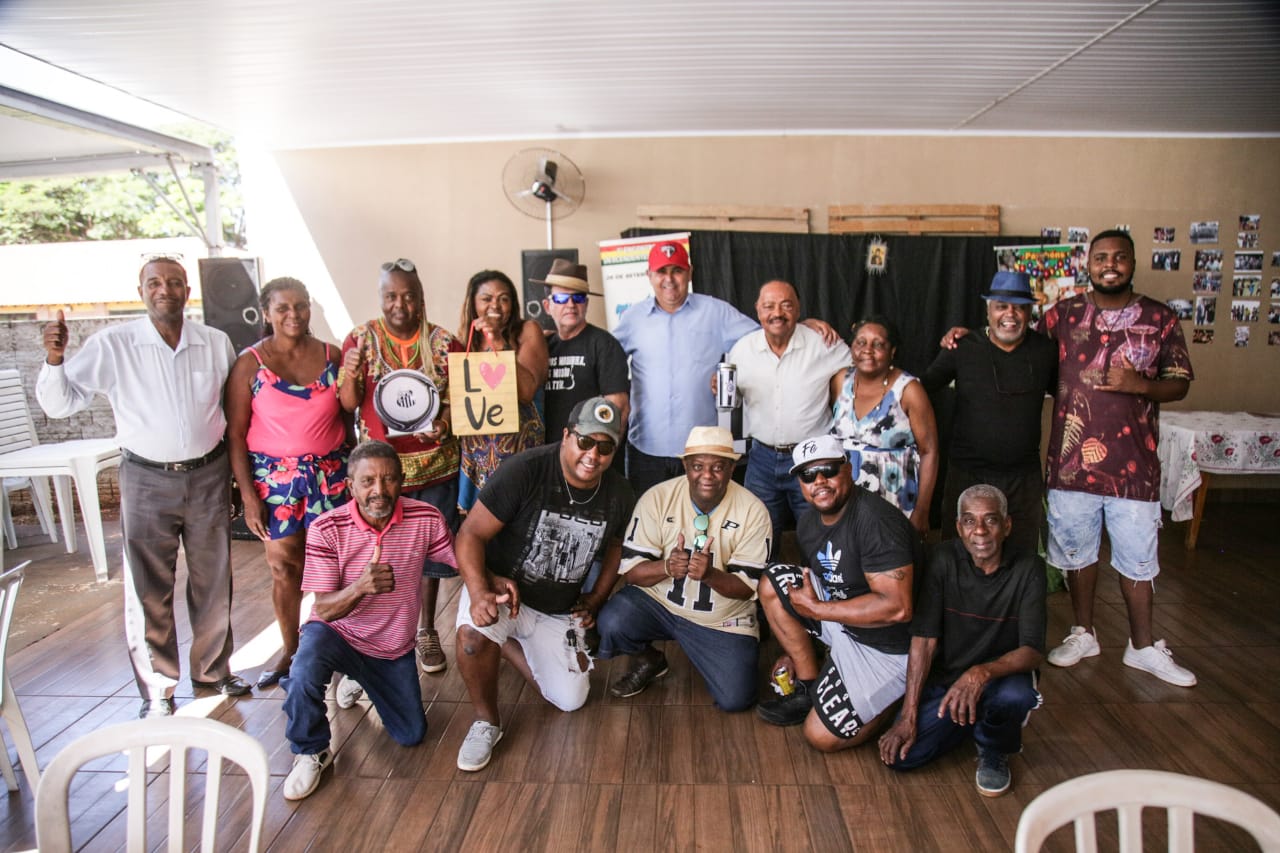 Alguns dos amigos e familiares presentes no aniversário. Foto: Henrique Arakaki/Jornal Midiamax