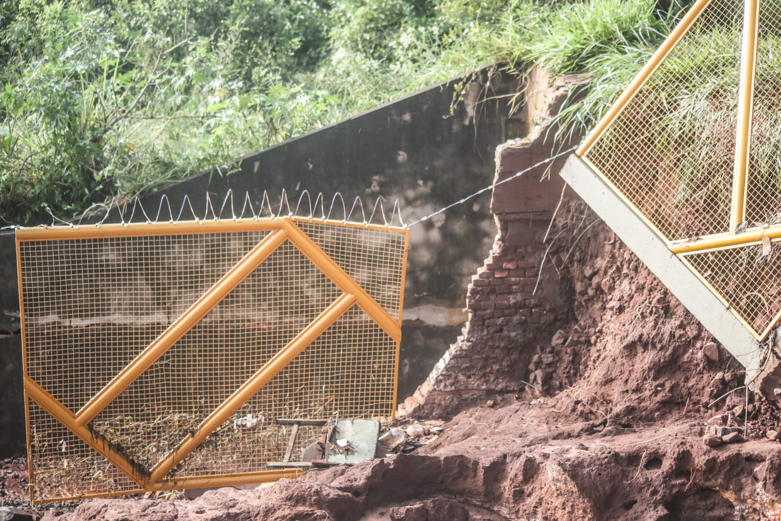 Estragos na entrada do Hospital São Julião