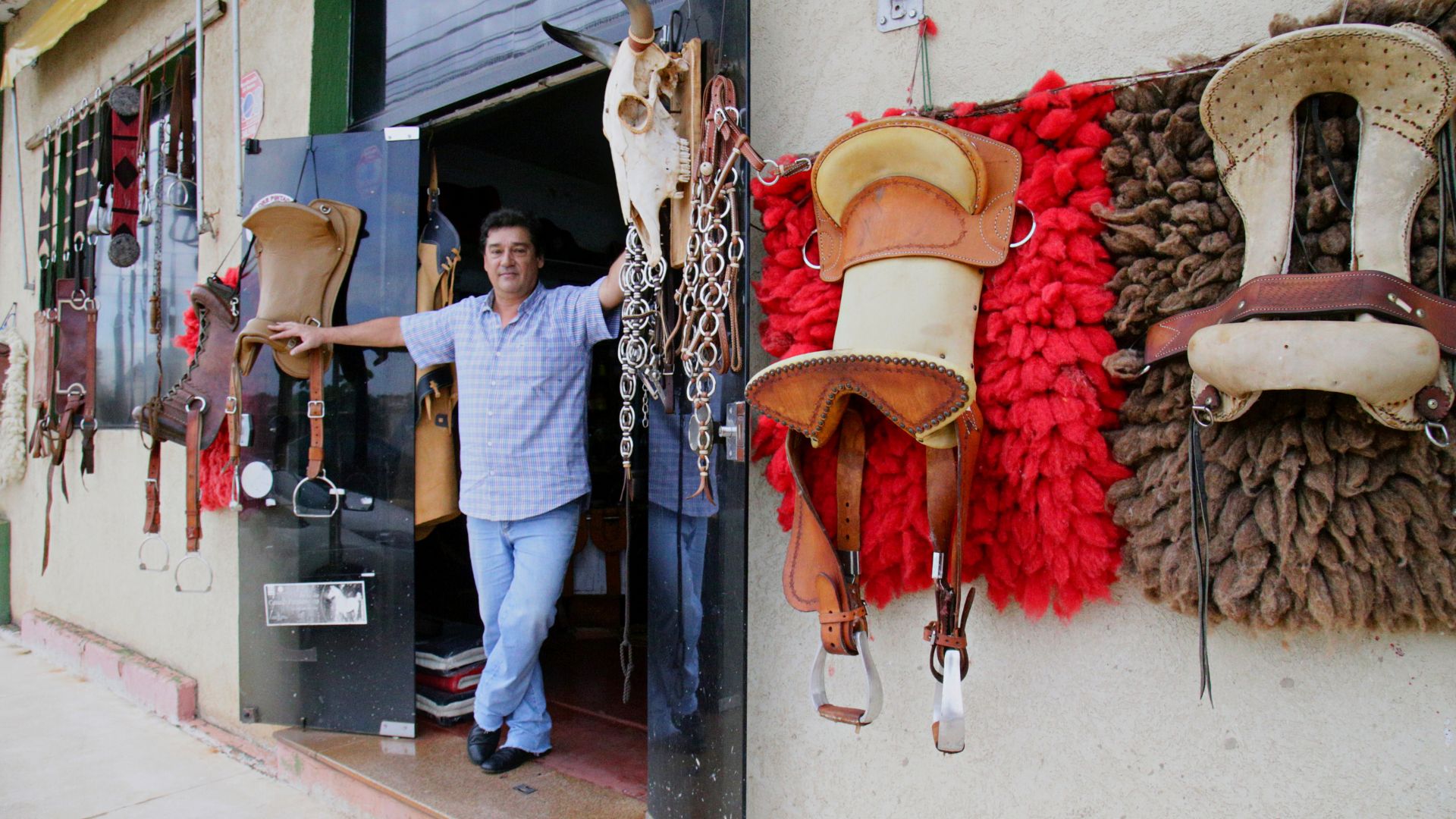 Toninho Moreira, 60 anos em frente à Selaria na 13 de Maio. (Foto Marcos Ermínio/Jornal Midiamax)