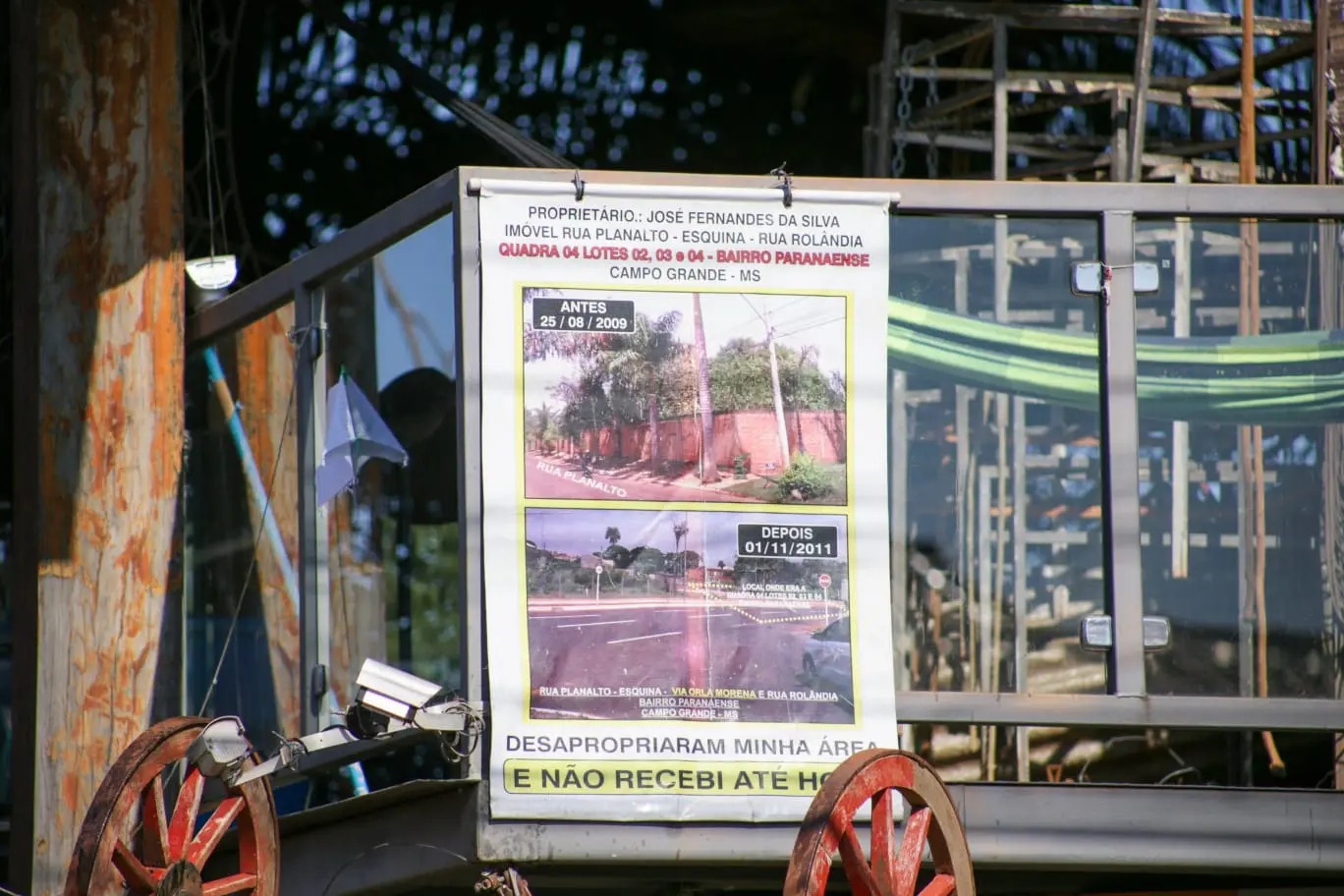 Morador fixou placa de protesto em que diz que parte do terreno foi desapropriado